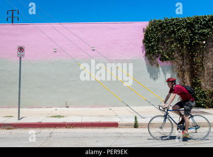 Ciclista in Frogtown quartiere di Los Angeles, California. Foto Stock