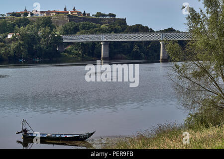 Canoa e Kayak club nel porto di Tui, il più grande fiume della Galizia, il Miño, Pontevedra, Galizia, Spagna, Europa Foto Stock