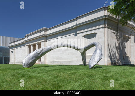 LOUISVILLE, KY/USA Giugno 3, 2018: Argento Wishbone scultura di Mark Handforth a velocità Art Museum. Foto Stock