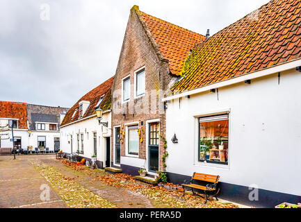 Storico case di mattoni nel XIV secolo stile olandese antico villaggio di pescatori di Elburg Foto Stock