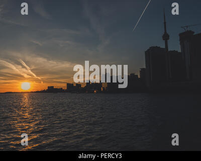 Toronto con CN tower durante il tramonto sul lago Ontario visto da toronto island ferry in Canada Foto Stock