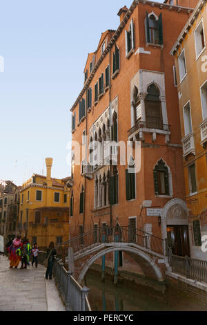 Fondamenta dell' Osmarin e il Rio di San Provolo: little Bridge (Ponte del Diavolo) oltre il canale al Palazzo Priuli, Castello, Venezia, Italia Foto Stock