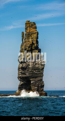Torre di roccia eiettare fino dal mare presso le scogliere di Moher sulla parte occidentale della costa irlandese Foto Stock