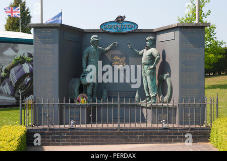 Ayrton Senna e Juan-Manuel Fangio Memorial a Donington Park circuito racing, Leicestershire Foto Stock