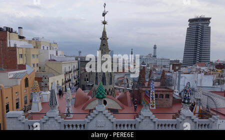 Il Palau Guell sul tetto del museo che mostra la ceramica decorata camini progettato da Antoni Gaudí Barcellona Spagna Foto Stock