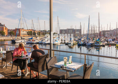 I clienti in un ristorante di banchina che si affaccia sulla marina yacht a Dunkerque, Hants-de-France, Francia Foto Stock