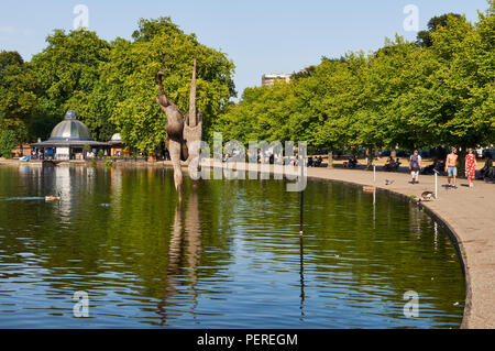 A ovest del lago in barca nel Victoria Park, a est di Londra, Regno Unito, nel mese di agosto, durante il 2018 canicola Foto Stock