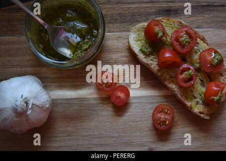 Toast gustosi con pomodorini e pesto Foto Stock