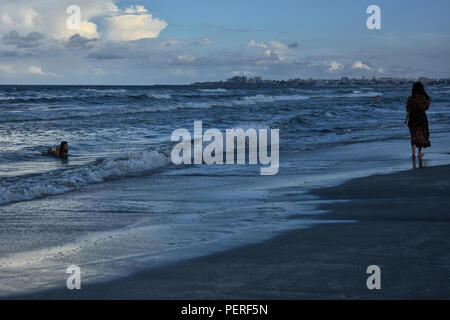 MAMAIA, Constanta, Romania - 25 luglio 2018. In estate potrete rilassarvi sulla spiaggia blu in Mamaia, popolare località sulla costa del Mar Nero, Romania. Blue beach. Foto Stock