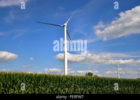 Creston, Illinois, Stati Uniti d'America.turbine eoliche luogo tra il granoturco raccolto in un North Central Illinois farm. Foto Stock