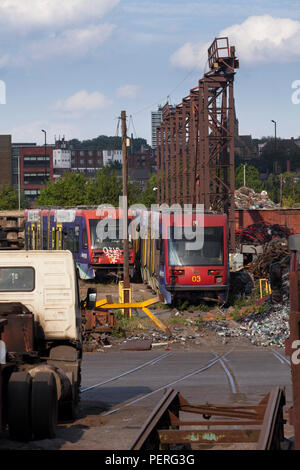 CF Booth scrapyard, Rotherham ex Midland Metro Tram 02 (L) 03 (R) tra gli altri in attesa di rottamazione. Foto Stock