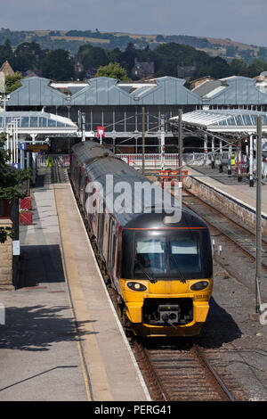 Una rampa settentrionale classe 333 treno elettrico a Ilkley stazione ferroviaria, West Yorkshire Foto Stock