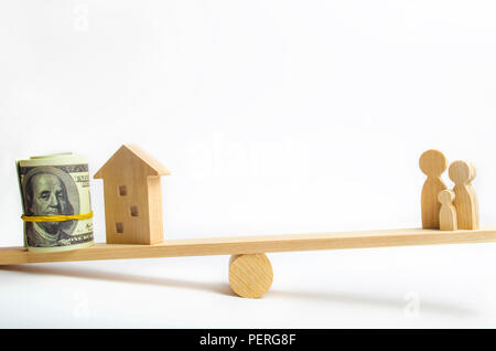 Casa, dollari e famiglia sulla bilancia. equilibrio. Acquisto, vendita, affitto di una casa e di un appartamento. credito ipotecario.. proprietà. Gli investimenti in real es Foto Stock