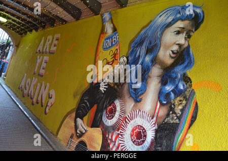 Graffiti in stretta che conduce al Bar Sloans, Argyle Street, Glasgow, Scozia Foto Stock