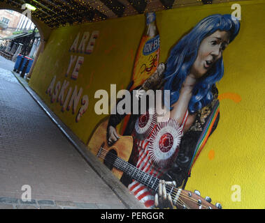 Graffiti in stretta che conduce al Bar Sloans, Argyle Street, Glasgow, Scozia Foto Stock