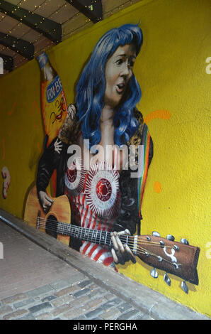 Graffiti in stretta che conduce al Bar Sloans, Argyle Street, Glasgow, Scozia Foto Stock