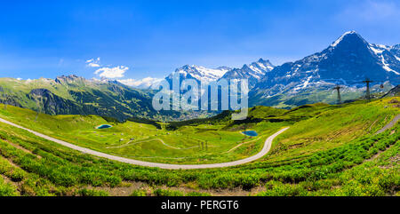 Vista da Maennlichen dell'Eiger e oltre a Grindelwald al Schreckhorn e Wetterhorn montagne, regione di Jungfrau, Oberland bernese, Svizzera Foto Stock