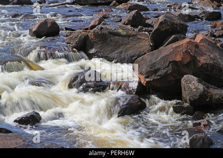 Travel Terranova, Rocky Brook lungo la Transcanada Highway in western Terranova. Foto Stock