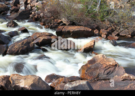 Travel Terranova, Rocky Brook lungo la Transcanada Highway in western Terranova. Foto Stock