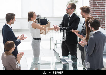 Boss e il nuovo dipendente stringono le mani gli uni con gli altri Foto Stock