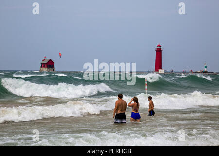 Famiglia divertendosi nel lago Michigan con grandi onde.La famiglia in attesa di grandi onde di li ha colpiti. Foto Stock