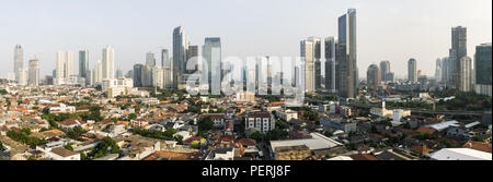 Splendido panorama di Giacarta South Central Business District contrastante con basso edificio residenziale di classe intermedia area di alloggiamento in Indonesia la città capitale Foto Stock