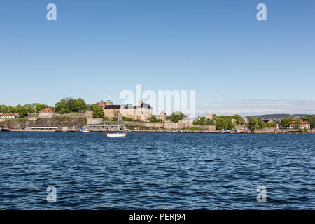 Una vista in lontananza Oslo paesaggio dal mare con la Fortezza di Akershus in Norvegia la città capitale in una giornata di sole Foto Stock