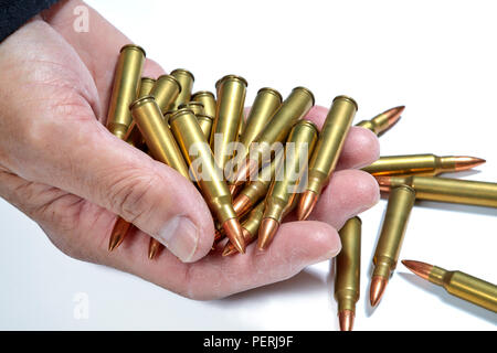 AR 15 Full Metal Jacket munizioni tenuto in una mano d'uomo isolato su bianco Foto Stock