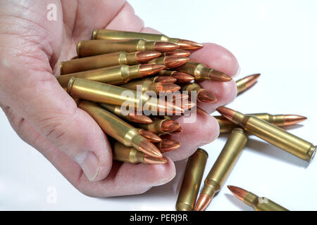 AR 15 Full Metal Jacket munizioni tenuto in una mano d'uomo isolato su bianco Foto Stock