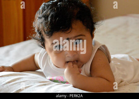 Bambino del mondo di espressioni di risate buffonate e giocosità Foto Stock