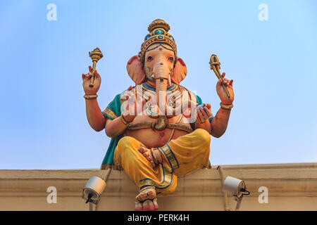 Scultura di Ganesh (Ganesha) elefante dio sul tetto del tempio Hindu Sri Mariamman in Singapore Foto Stock