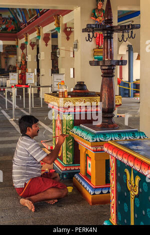 Singapore, SIngapoe - Giugno 19, 2013: l'artista al Tempio Hindu Sri Mariamman a Singapore il ripristino dei santuari Foto Stock