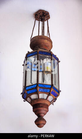 Intricato vecchio lampione ornato di vetro blu e dettagli di rame nella Chinatown di Singapore Foto Stock
