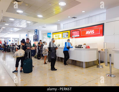 Persone in fila fino al noleggio auto scrivania all'Aeroporto di Sydney, Nuovo Galles del Sud, NSW, Australia Foto Stock