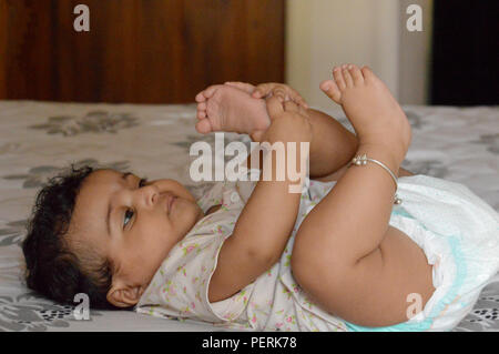 Bambino del mondo di espressioni di risate buffonate e giocosità Foto Stock