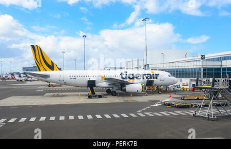 Tigerair VH-VNB Airbus A320-232 aereo di linea su asfalto all'Aeroporto di Sydney, terminale domestico, Nuovo Galles del Sud, NSW, Australia Foto Stock