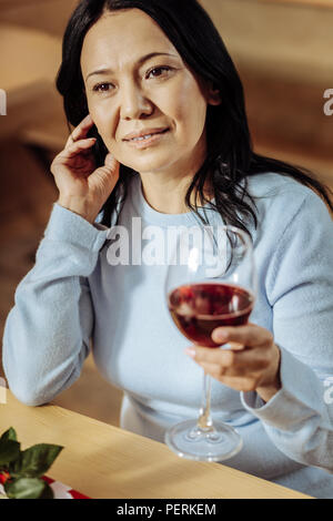 Bella donna seduta in un bar Foto Stock