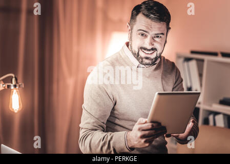 Uomo bello controllare i messaggi di posta elettronica Foto Stock