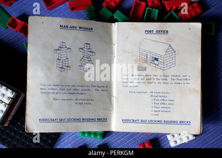 Una collezione di mattoni Kiddicraft Giocattoli dagli anni quaranta con istruzioni e picture card e Hilary Design di pagina all'interno. Sussex, Regno Unito. Foto Stock