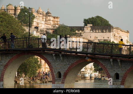 Persone su Chand Pole Puliya ponte pedonale sul lago Pichola in Udaipur, Rajasthan, India Foto Stock