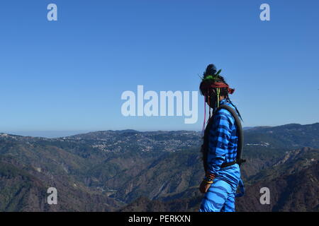 Una giovane ragazza Feytiri arrivati a Mount Ulap appoggio e recuperando dopo il lungo viaggio fino a terra e godersi il sorgere del sole all'alba in Ampucao Sta. Fe. Foto Stock