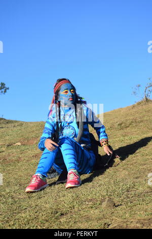 Una giovane ragazza Feytiri arrivati a Mount Ulap appoggio e recuperando dopo il lungo viaggio fino a terra e godersi il sorgere del sole all'alba in Ampucao Sta. Fe. Foto Stock