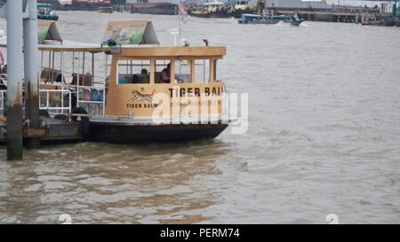 Chao Phraya River, cuore culturale ed economico di Bangkok, Thailandia, vista panoramica del percorso di trasporto dal molo di Klong San Ferry Boat Foto Stock