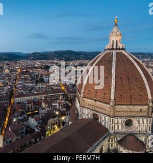 Firenze, Italia - 23 Marzo 2018: turisti si riuniscono sulla cupola del Duomo di Firenze Duomo per guardare il tramonto. Foto Stock