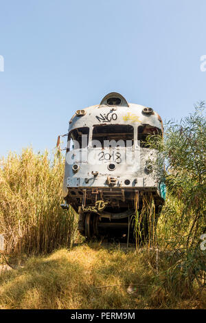 Abbandonato il treno di carrelli in pullman dal 60, San Pedro de Alcántara, Andalusia, Spagna. Foto Stock