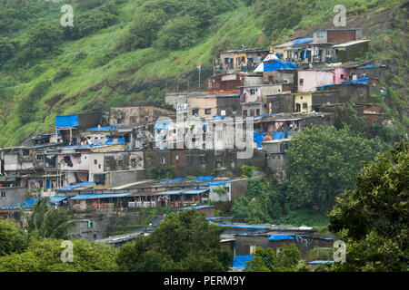 Delle baraccopoli zona alloggiamento sulla collina nel Chandivali, Mumbai, India Foto Stock