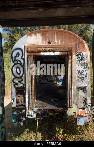 Abbandonato il treno di carrelli in pullman dal 60, San Pedro de Alcántara, Andalusia, Spagna. Foto Stock