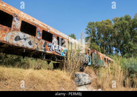 Abbandonato il treno di carrelli in pullman dal 60, San Pedro de Alcántara, Andalusia, Spagna. Foto Stock