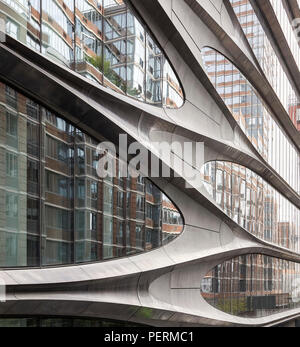 Particolare della facciata esterna. 520 West 28th Street, New York City, Stati Uniti. Architetto: Zaha Hadid Architects, 2017. Foto Stock