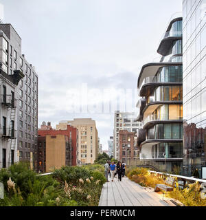 La facciata esterna con la vista della linea alta. 520 West 28th Street, New York City, Stati Uniti. Architetto: Zaha Hadid Architects, 2017. Foto Stock